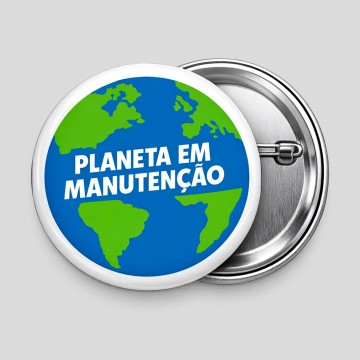 Pin Redondo 58mm 'Planeta em Manutenção' - Apenas 2,45€
