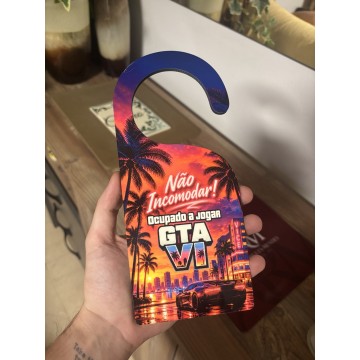 Placa de Porta “Não Incomodar! Ocupado a Jogar GTA VI” - Apenas 8,90€